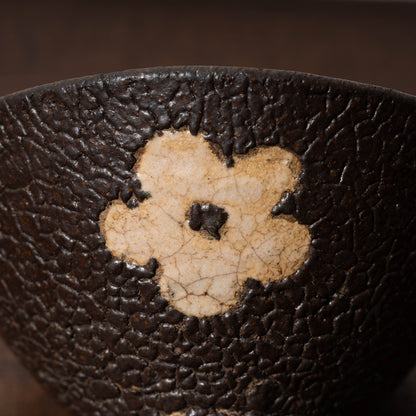 黒織部呉器形花文茶碗（蛇褐釉）