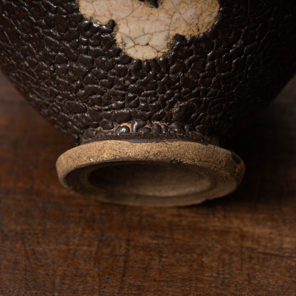 黒織部呉器形花文茶碗（蛇褐釉）