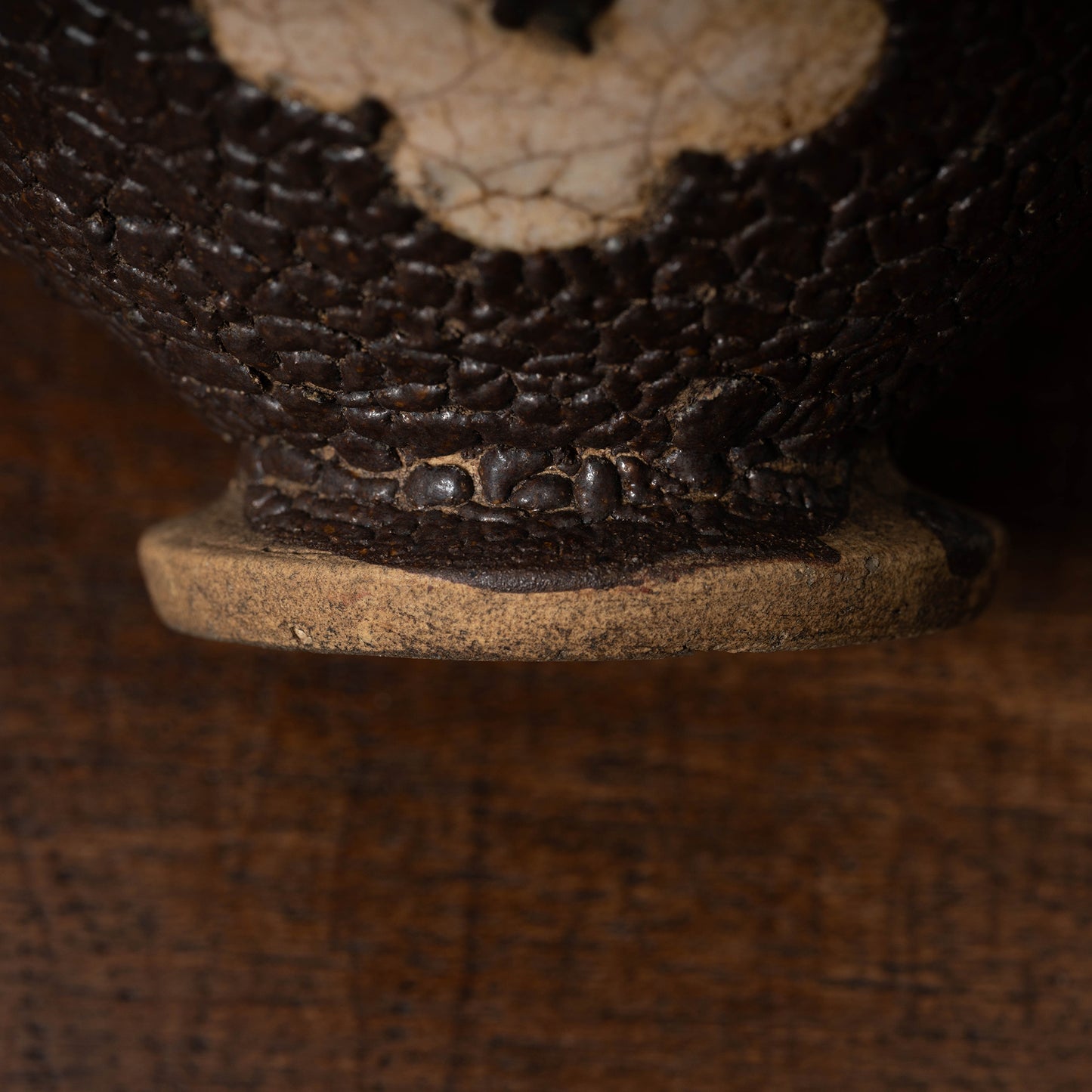 黒織部呉器形花文茶碗（蛇褐釉）