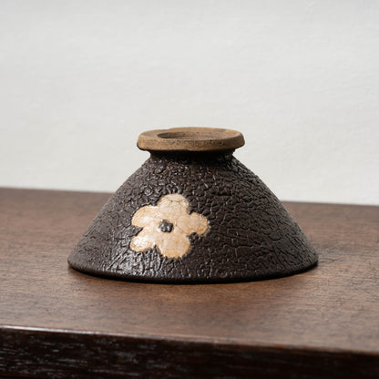 黒織部呉器形花文茶碗（蛇褐釉）