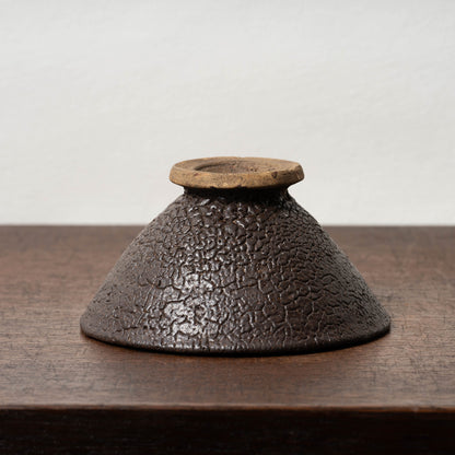 黒織部呉器形花文茶碗（蛇褐釉）