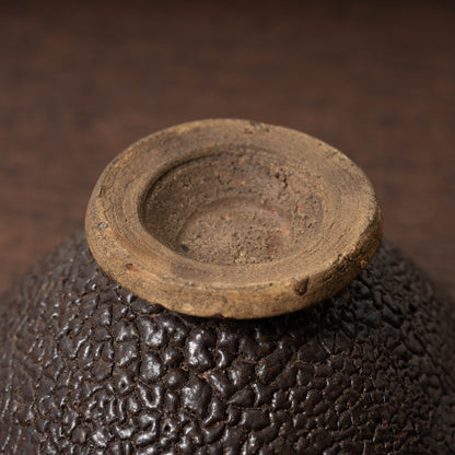 黒織部呉器形花文茶碗（蛇褐釉）