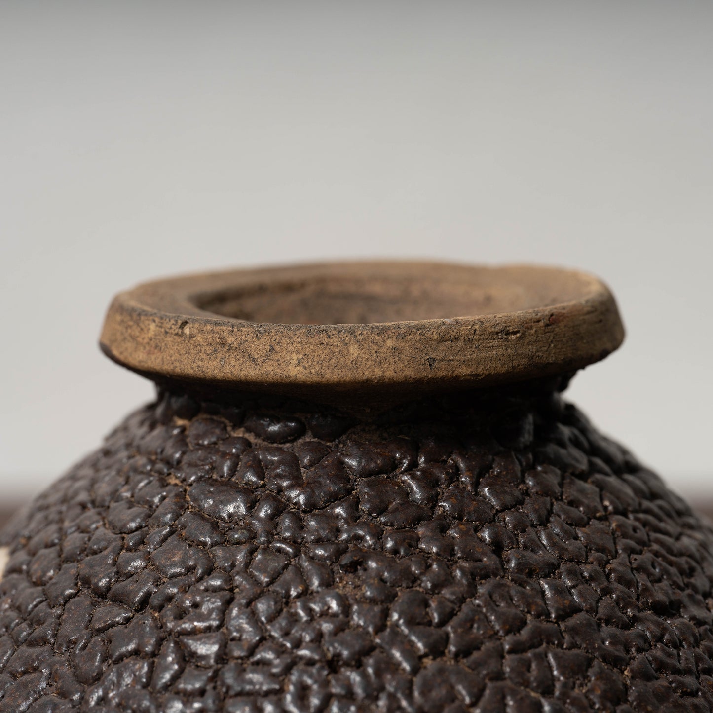 黒織部呉器形花文茶碗（蛇褐釉）