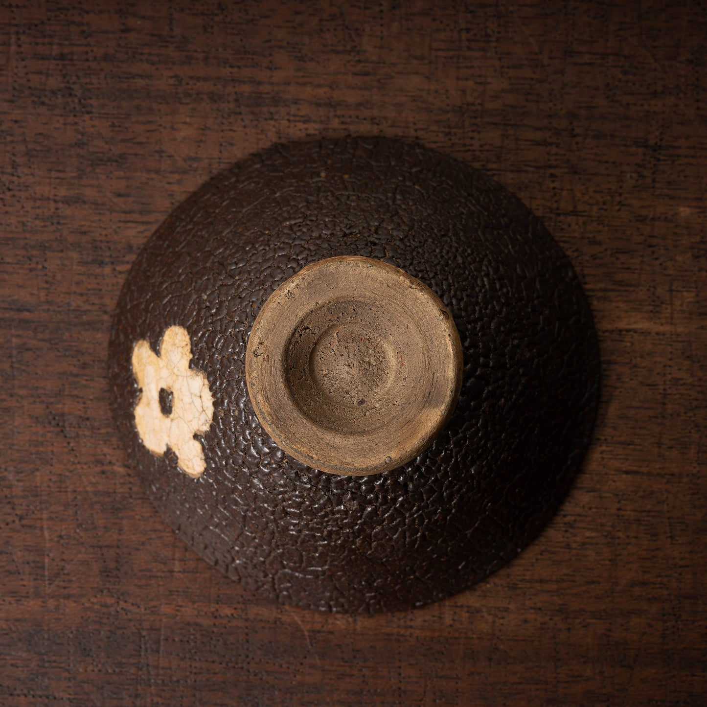 黒織部呉器形花文茶碗（蛇褐釉）