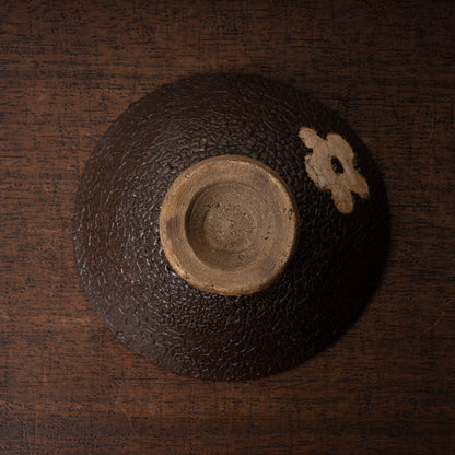 黒織部呉器形花文茶碗（蛇褐釉）