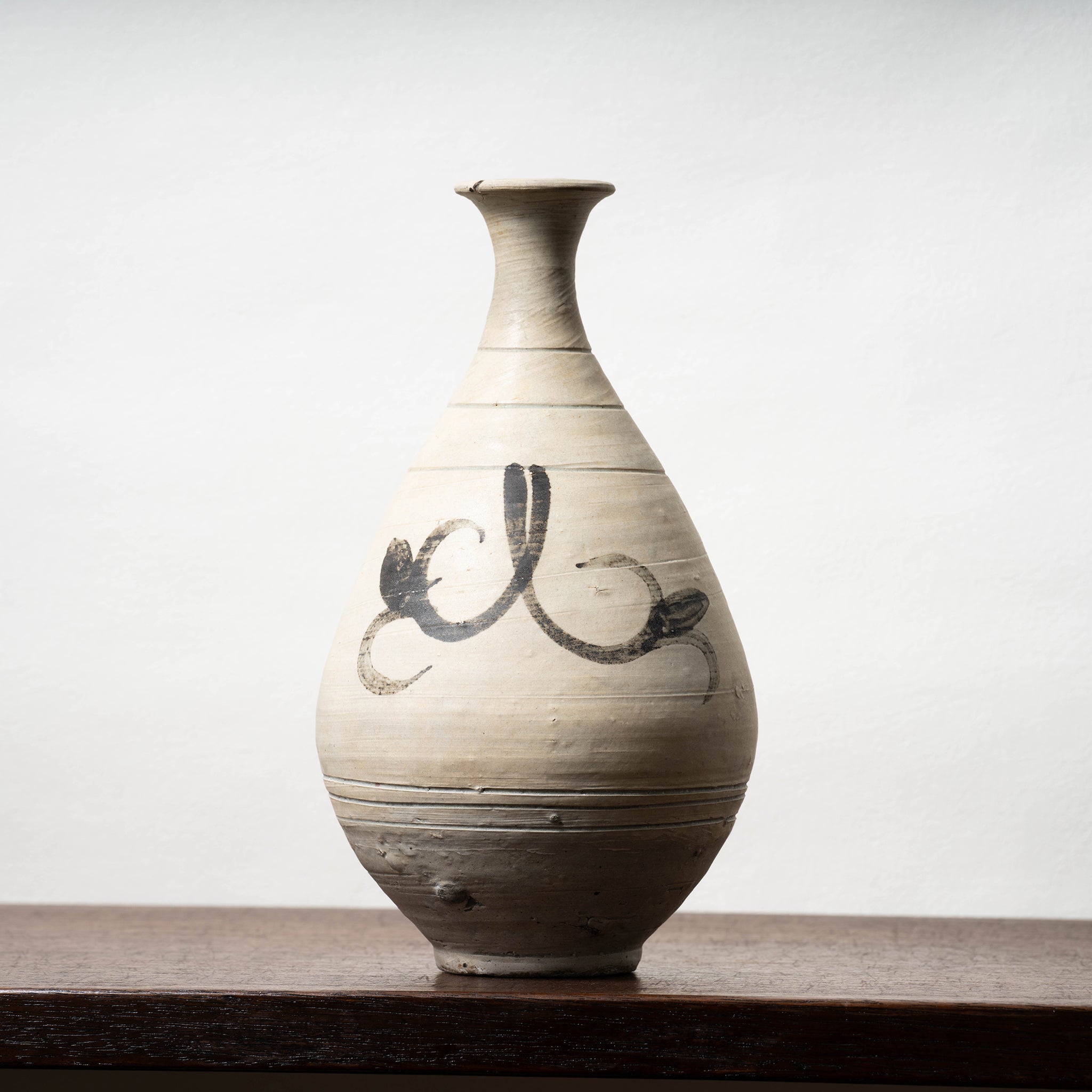 李朝　粉青沙器　白地鉄絵　瓶　徳利　魚水草文　　 鶏龍山 粉青沙器 – 燦禾 SANKA