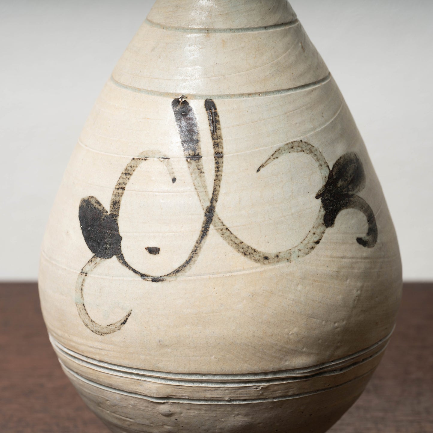 李氏朝鮮 鶏龍山 粉青沙器鉄絵唐草文瓶