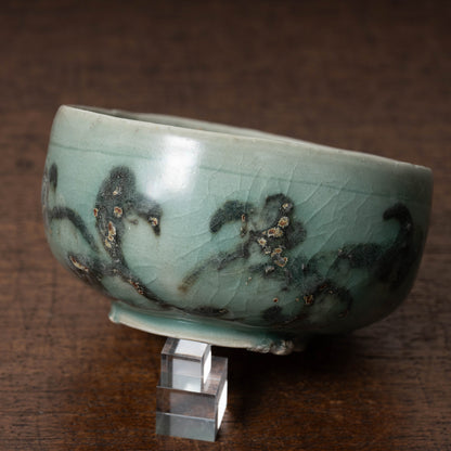 Goryeo Celadon small Tea bowl with Slip-trailed Flower design