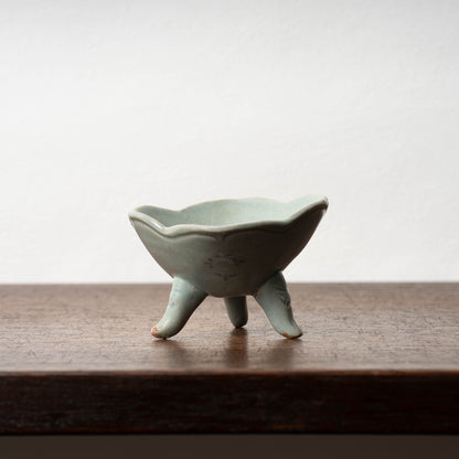 Goryeo Celadon Basin with Inlaid Chrysanthemum Design and Animal-Shaped Legs