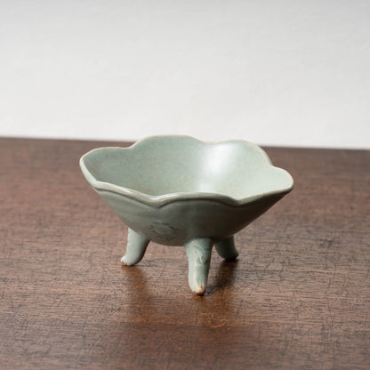 Goryeo Celadon Basin with Inlaid Chrysanthemum Design and Animal-Shaped Legs
