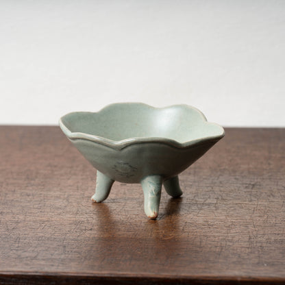Goryeo Celadon Basin with Inlaid Chrysanthemum Design and Animal-Shaped Legs