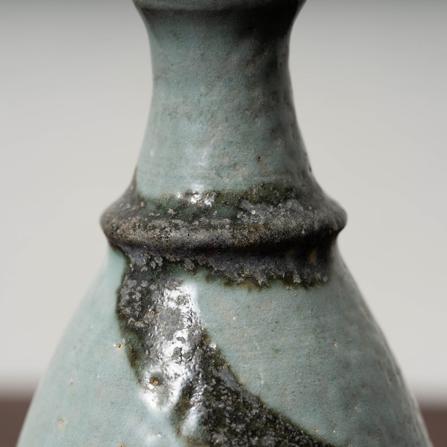 李朝 粉青沙器飾付鉄絵徳利