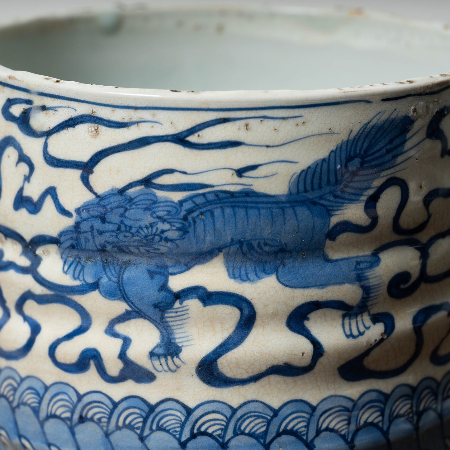 明末〜清初　青花獅子文火入（古染付獅子文水指）