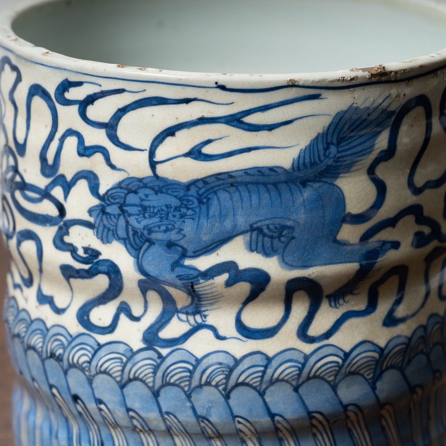 明末〜清初　青花獅子文火入（古染付獅子文水指）