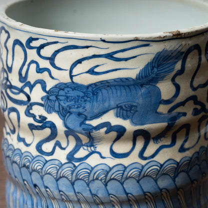 明末〜清初　青花獅子文火入（古染付獅子文水指）