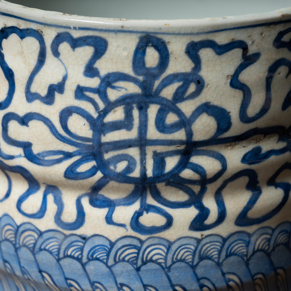 明末〜清初　青花獅子文火入（古染付獅子文水指）