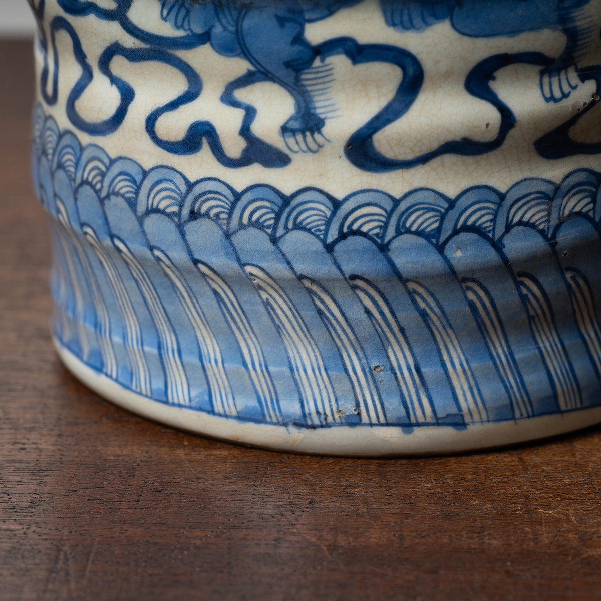 明末〜清初　青花獅子文火入（古染付獅子文水指）