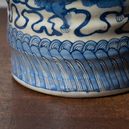 明末〜清初　青花獅子文火入（古染付獅子文水指）