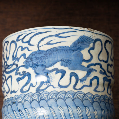 明末〜清初　青花獅子文火入（古染付獅子文水指）
