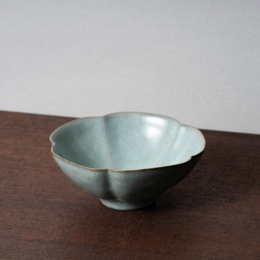Southern Song Dynasty Guan ware Celadon Teabowl with Flower Shaped