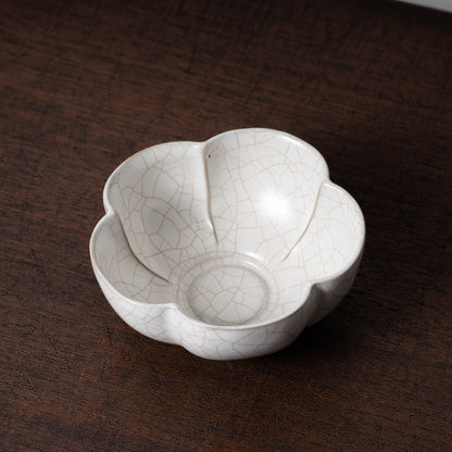 Qing Dynasty Ge-type ware Tea Bowl with Flower Shaped