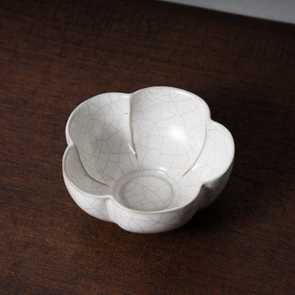 Qing Dynasty Ge-type ware Tea Bowl with Flower Shaped